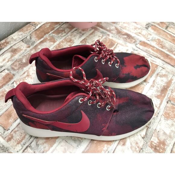 NIKE ROSHE RUN Print 599432-600 QS FUSION RED CAMO Women's Sneakers size 7 - Picture 1 of 6